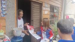 Caleg Partai Perindo Rere Tati Bagikan Alat Peraga Kampanye ke Warga Pancoran Mas Depok