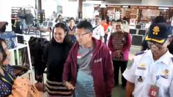 Kunjungi Bandara Komodo Labuan Bajo, Menparekraf Sandiaga Uno Beli Produk Tenun Lokal<