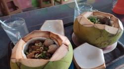 Kuliner Unik Indramayu, Mi Ayam Disajikan dalam Batok Kelapa Muda<
