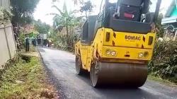 Aspal Terkelupas usai Diperbaiki, Jalan Desa Cipada KBB Akhirnya Dipertebal lagi<