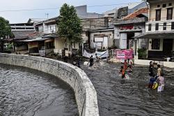 Banjir Luapan Kali Krukut Jakarta, Anak-Anak Berenang di Tengah Jalan
