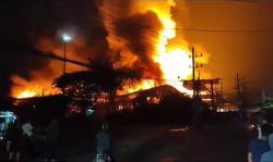 Gudang Logistik di Sidoarjo Terbakar Hebat, Terdengar Beberapa Kali Ledakan hingga Warga Panik<