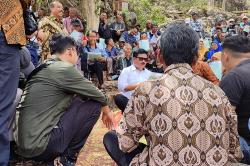 Blusukan di Gunungkidul, Menteri ATR/BPN Hadi Tjahjanto Serahkan Sertifikat Tanah 
