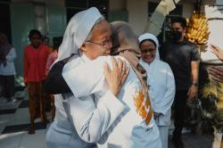 Momen Atikoh Ganjar Dapat Pelukan Hangat Para Suster