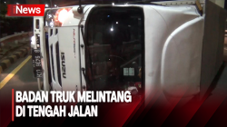 Mobil Boks Angkut Sayur Terguling di Jalan Tol Dalam Kota Picu Kemacetan