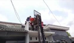 Warga Mojokerto Pingsan di Atap Rumah saat Bekerja, Dievakuasi Pakai Forklift <