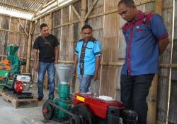 Warga Ngada Rasakan Manfaat Teknologi Program TEKAD Kemendes PDTT, Kini Bisa Bikin Pakan Ternak Mandiri<