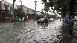Hujan Terjang Kota Bandung, Sejumlah Ruas Jalan Terendam Banjir<