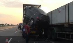 Kecelakaan Mengerikan di Tol Solo-Ngawi, Trailer Angkut 6 Mobil Tabrak Truk Elpiji<