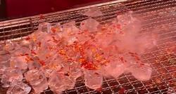 Viral Jajanan Unik Terbuat dari Es Batu yang Dipanggang Rasanya Pedas, Berani Coba?