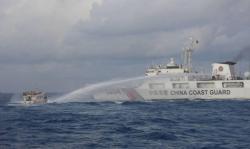 Kapal Dinaiki Panglima Angkatan Bersenjata Filipina Diserang Meriam Air oleh Armada China