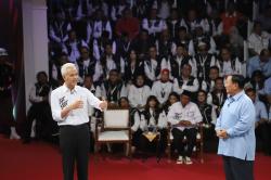 Gaya Ganjar Pranowo Jawab dan Tanggapi Debat Capres dengan Tegas