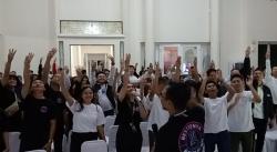Meriahnya Nobar Capres-Cawapres di Posko Tengku Umar, Pendukung Pamer Salam 3 Jari