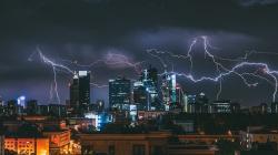 Main HP saat Hujan Rawan Tersambar Petir, Mitos atau Fakta? 