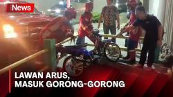 Pemotor Masuk Gorong-Gorong di Pancoran Gegara Lawan Arah di Atas Trotoar