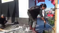 Terjaring Razia, Belasan Anak Punk di Salatiga Disanksi Bersihkan Area Pasar<