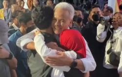 Momen Kehangatan Ganjar dengan Siti Atiqoh dan Alam usai Debat Perdana<