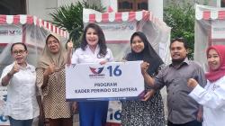 Caleg Partai Perindo Natalia Cecilia Serahkan Bantuan Gerobak Gratis ke Pedagang di Surabaya<
