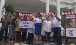 Penjual Nasi Pecel di Surabaya Semringah Dapat Bantuan Gerobak Partai Perindo