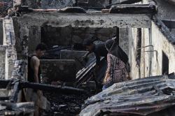 Mengais Sisa-Sisa Barang usai Rumah Ludes Dilalap Api di Manggarai