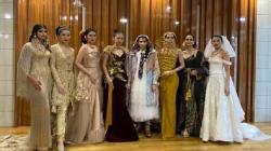 Hengki Kawilarang Pamer Gaun Batik Motif Prada di I Fashion Festival & The Masterpiece 2023