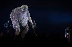 Pertunjukan Boneka Kertas Raksasa Kolaborasi Mahasiswa ISI dan Seniman Singapura