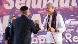 Masyarakat Karawang Berikan Hadiah Pusaka Bedog Lubuk, Simbol Ingin Menangkan Ganjar<