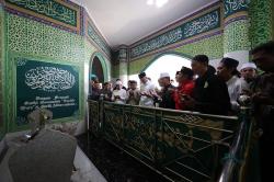 Usai Jumatan, Ganjar Ziarah ke Makam Syekh Quro di Karawang