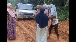Viral Emak-Emak hendak Kondangan Tarik Pikap gegara Jalan Rusak di Solok Selatan<