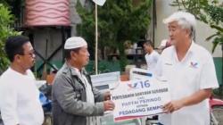 Bantu Pedagang, Caleg Partai Perindo Nataliano Ovani Tambajong Bagikan Gerobak Gratis di Balikpapan<