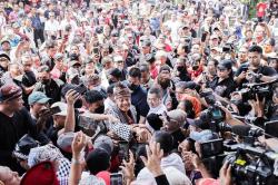 Capres Ganjar Pranowo Didampingi HT Blusukan ke Pasar Kranggan Bekasi