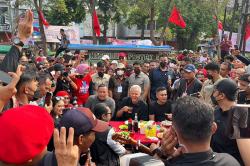 Ganjar Keliling Bekasi, Sarapan Nasi Uduk Sambil Serap Aspirasi Pedagang hingga Pengamen
