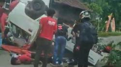 Pikap Angkut Rombongan Kader PDIP Terguling di Karawang, Belasan Orang Dilarikan ke RS