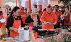 Masak Daun Kelor, Siti Atikoh Edukasi Masyarakat Makanan Kaya Nutrisi