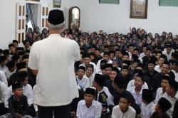 Ganjar Dorong Pengembangan Ekonomi Lewat Potensi Santri 