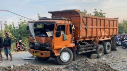 Truk Tronton Terguling Timpa Pemotor di Parungpanjang, Ibu-Anak Tewas