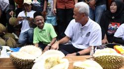 Momen Ganjar Santap Durian Bareng Warga Sambil Lesehan di Wonosobo