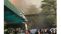 Rooftop Blok M Square Terbakar, 8 Mobil Damkar Dikerahkan ke Lokasi