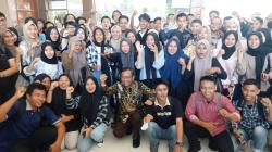 Mahfud MD Diserbu Mahasiswa UBH usai Isi Kuliah Umum, Diajak Foto hingga Disemangati