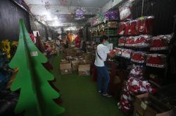 Borong Pernak-pernik Natal di Pasar Asemka