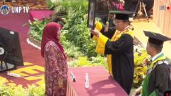Momen Haru Orang Tua 2 Korban Gunung Marapi Wakili Wisuda Anak yang Meninggal Dunia