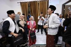 Ditemui Siti Atikoh, Gus Iqdam Titipkan Sarung untuk Ganjar Pranowo