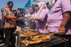 Mahfud MD Makan Seafood bersama Warga Marunda Sambil Dengar Aspirasi Nelayan