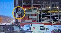 Ajaib Pria Ini Selamat Setelah Mobilnya Terjatuh dari Lantai 4 Gedung Parkiran