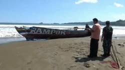 Kapal Nelayan Terbalik Dihantam Ombak Besar di Tulungagung, 1 Orang Tewas 1 Hilang