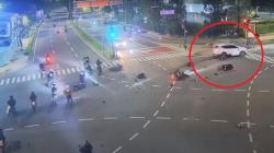 Terekam CCTV Detik-Detik  Mobil Terobos Lampu Merah Tabrak Rombongan Motor di Pandeglang