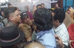Kades Tombo-Tombolo Ditahan Kasus Penganiayaan, Istri dan Anak Menangis Histeris<
