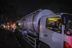 Sopir Kesulitan Dapat Solar, Truk Antre Berjam-jam di SPBU Kota Cilegon