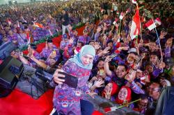 Terima Penghargaan dari PPDI Jatim, Gubernur Khofifah Apresiasi Perangkat Desa<