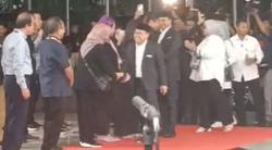 Tiba di Arena Debat Cawapres, Anies-Imin Pakai Jas Hitam dengan Pin AMIN